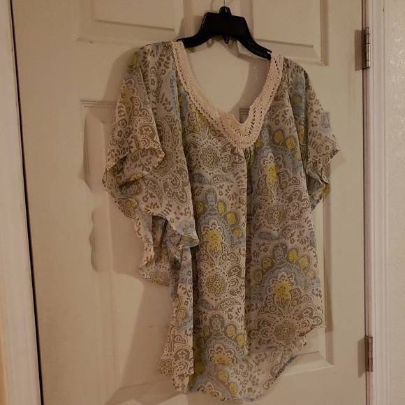 GAP Tops - Gap Elegant Lace Trimmed Women's Top XL MUST BUNDLE 2+ ITEMS @ $5 EACH